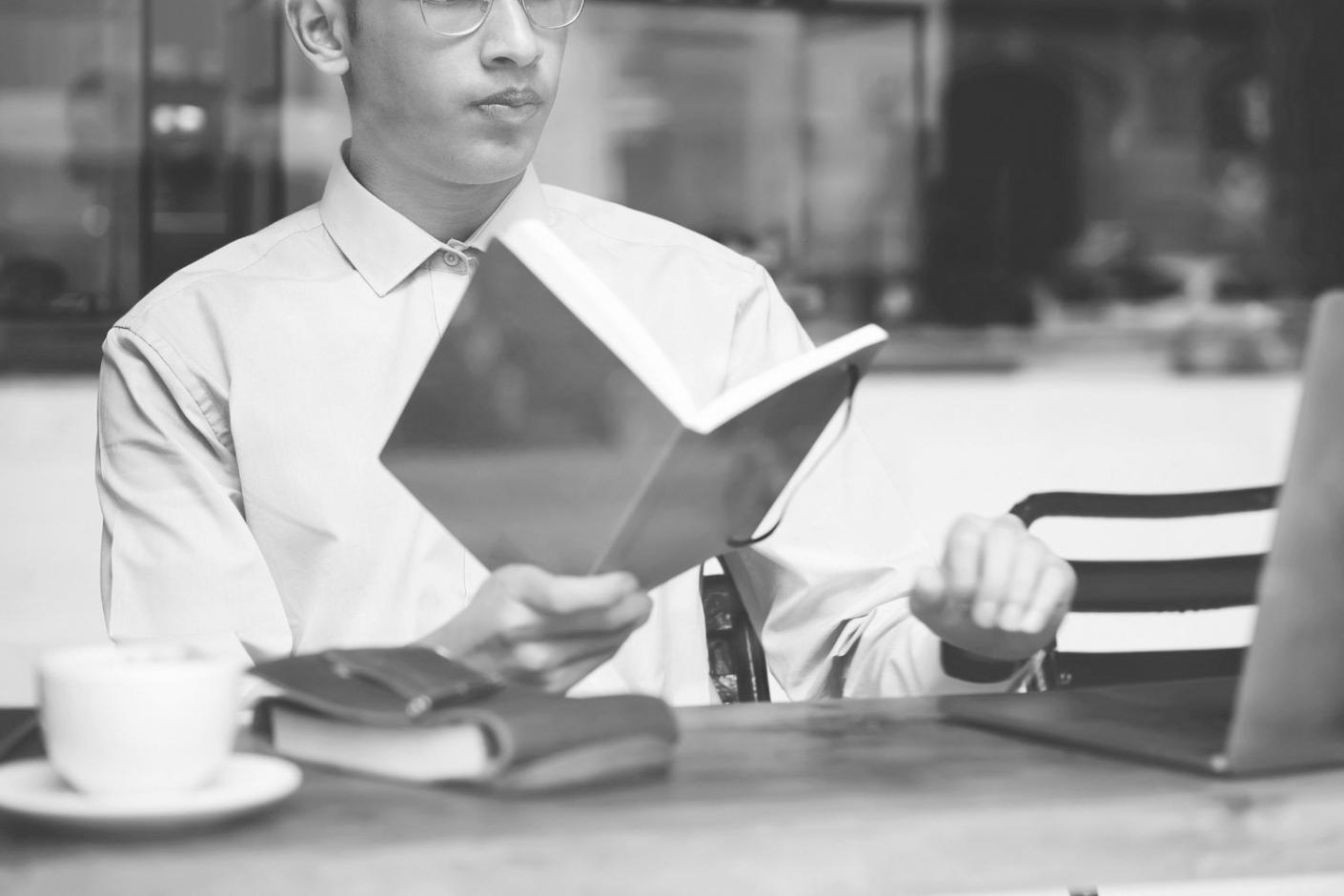 Professionelles Arbeitsumfeld mit Finanzanalyse-Tools